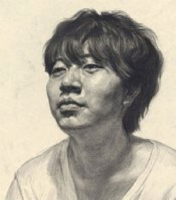 　　素描頭發的紋路怎么畫？素描人物中所體現出的外輪廓會相應隨發型而發生變化。越是簡單的發型，它的外輪廓也就相應的越簡單，那么素描頭發的紋路怎么畫？如何畫好素描人物中的頭發？     在素描人頭像，很多細節描繪的難度往往是最大的。 就拿人最基本的毛發來說，如果把握不好頭發的細節，沒有體積、透視、光影的變化，那么呈現在畫面中的就是一個帶著假發套的怪人。不同年齡階段的人的頭發呈現出的特點也不同，今天，就教給廣大考生如何畫好素描人物中的頭發。    　　首先，要把握住頭部整個重點。頭發是頭部的分支，無論你怎么去變化，也是需要圍繞著頭部進行變化的。因此，在描繪頭部的過程中，不妨通過對于人體的頭骨的明暗和冷暖的變化，來達到一定的形態效果。其次，從總體來看，人物的頭發是具有一定光澤度的，因而需要用高光來表現，在素描人物中，往往采用一根根彎曲頭發集合而成的形式去表現，不過要注意它的表現形式，避免走入灰白頭的怪圈之中。    　　其次，要著重刻畫頭發中的重點部分，不需要每根頭發都刻畫地那么細致。也就是說，要通過虛實結合的方法來表現出頭發的一種真實感，這樣才不會讓人感覺亂糟糟的不修邊幅。頭部的發際線主要是方便額頭在人體的臉部造成的陰影的表現，而頭發中的鬢角主要起到的是一種過渡的作用。  　　最后，刻畫出發型的不同，素描人物中所體現出的外輪廓也會相應發生變化。越是簡單的發型，它的外輪廓也就相應的越簡單。想要擁有一份好的素描人物的作品，其實也是可以有章可循的，所以需要廣大考生關注。     素描頭發的紋路怎么畫？如何畫好素描人物中的頭發？上面就是小編帶來的一些技巧，希望對大家有用！     推薦閱讀：初學者入門教程：繪畫基礎之兩點透視     新手素描入門技巧